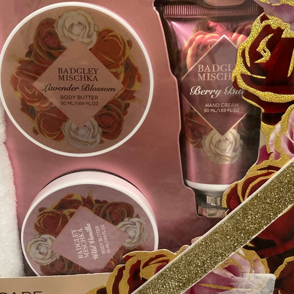 🌺Badgley Mischka Robe and Body Care Set - Picture 4 of 9